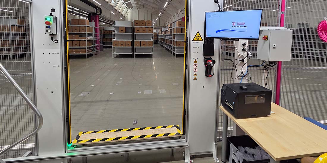 referenz_arbeitsplatz_telekom_1100x550 Arbeitsplatz des neuen Shelf-AMRs mit Kommissionierdialog und Etikettendrucker.