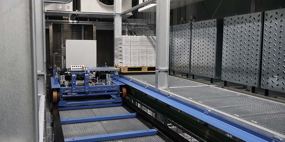 referenz_brimi_kuehltunnel_1100x550 Der Blick in den Kühltunnel während des Livebetriebs. Die Schnellkühlplätze sind mit verschiedenen Produkten belegt.